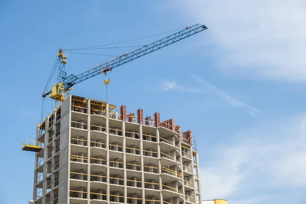 İnşaat halindeki uzun apartmanın beton iskeleti ve... — Stok fotoğraf