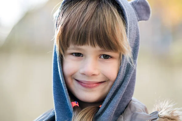 Portrét šťastného dítěte dívka v teplém oblečení na podzim venku. — Stock fotografie