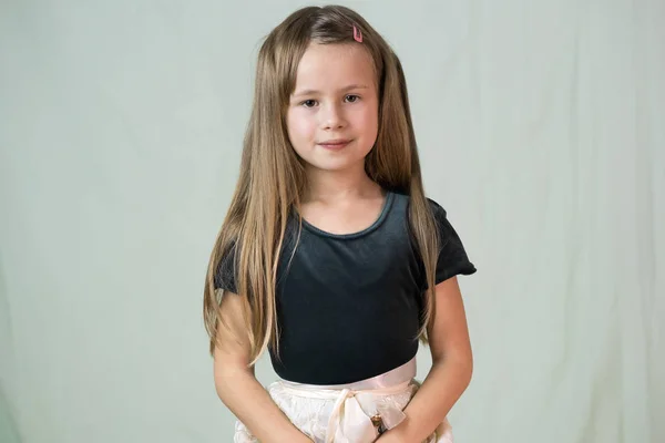 Közelkép portré boldog mosolygós kislányról hosszú hajjal. — Stock Fotó