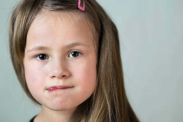Κοντινό πορτραίτο μικρού κοριτσιού με αστείο πρόσωπο expressio — Φωτογραφία Αρχείου