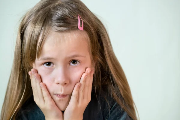 Nahaufnahme Porträt eines kleinen Mädchens mit langen Haaren — Stockfoto