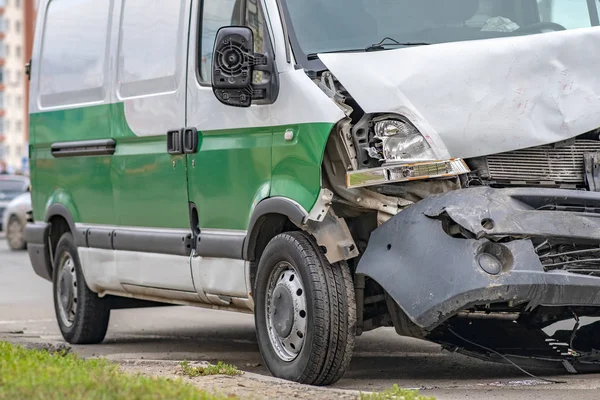 Carro altamente danificado após acidente de carro em uma rua da cidade . — Fotografia de Stock