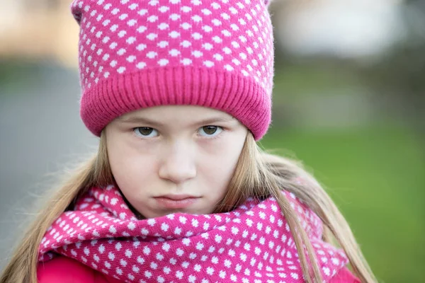 Triest meisje in warme gebreide winterkleding buiten. — Stockfoto