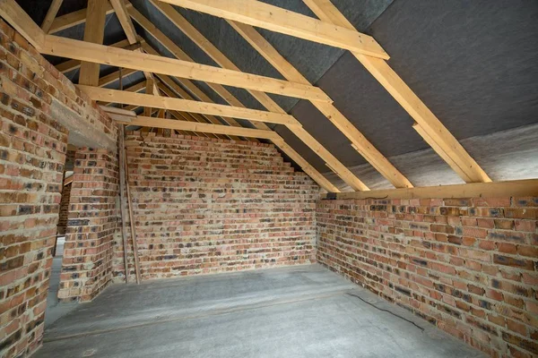 Интерьер незавершенного кирпичного дома с бетонным полом, голый вал — стоковое фото
