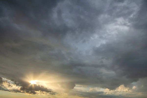 Cielo al atardecer cubierto por una tormenta dramática nubes hinchadas antes de la lluvia . — Foto de Stock