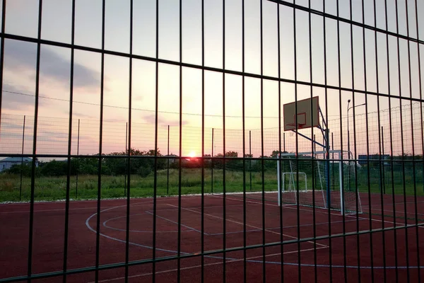 Açık hava mini futbol ve basketbol sahası ile top kapısı ve b — Stok fotoğraf