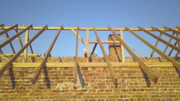 Luchtfoto Van Onafgewerkt Bakstenen Huis Met Houten Dakconstructie Aanbouw — Stockvideo