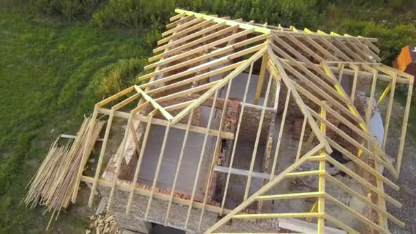 木造屋根構造の未完成のレンガ造りの家の空中ビューを建設中 — ストック動画