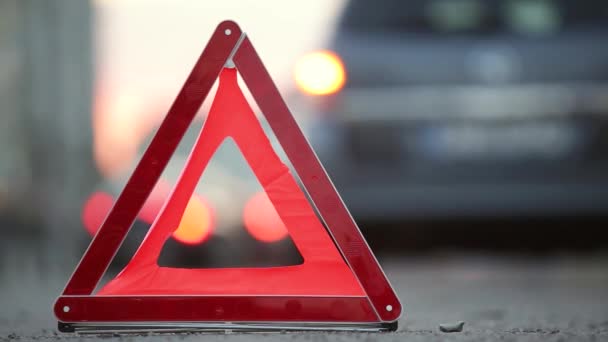 Червоний Знак Аварійної Зупинки Позаду Розбитого Автомобіля Блимаючими Вогнями Вечірньому — стокове відео