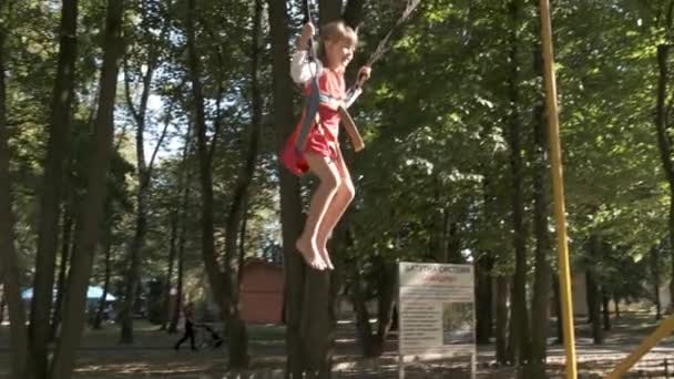 Enfant Fille Sautant Attaché Sur Trampoline Dans Parc Été — Video