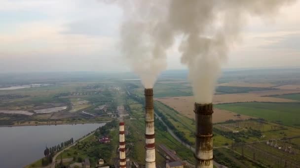 Flygfoto Över Höga Skorstenspipor Med Grå Rök Från Kolkraftverk Produktion — Stockvideo