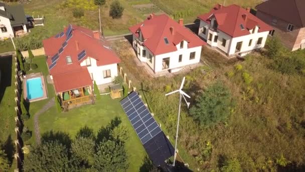 Luchtfoto Van Een Woonhuis Met Zonnepanelen Dak Windturbine — Stockvideo