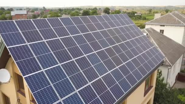 Letecký Pohled Nový Moderní Obytný Dům Modrým Lesklým Solárním Fotovoltaickým — Stock video