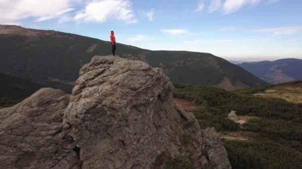 Vista Aérea Excursionista Escalando Grandes Rocas Las Montañas — Vídeos de Stock