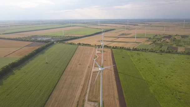 Vue Aérienne Des Éoliennes Génératrices Sur Terrain Produisant Électricité Écologique — Video