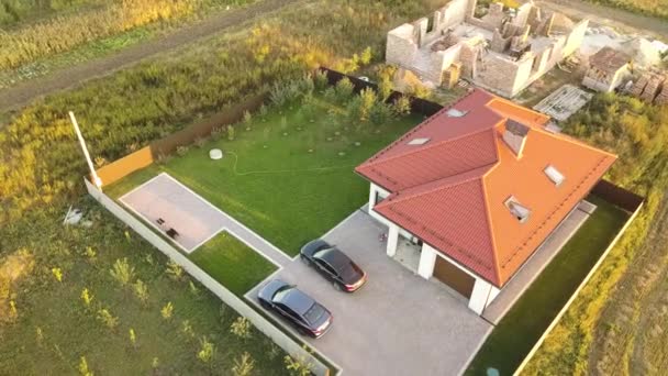 Top down aerial view of a private house with red tiled roof and spacious yard with parked two new cars. — Stock Footage Top Aerial View Private House Red Tiled Roof Spacious Yard Royalty Free Stock Footage