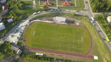 Kırsal bölgedeki yeşil çimlerle kaplı bir stadyumdaki futbol sahasının havadan görünüşü..
