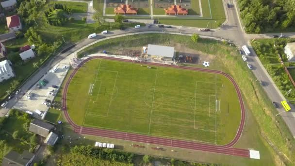 Flygfoto Över Fotbollsplan Stadion Täckt Med Grönt Gräs Landsbygden Stadsområde — Stockvideo