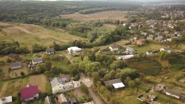 小城镇或村庄的空中景观 有一排住宅和绿树 — 图库视频影像