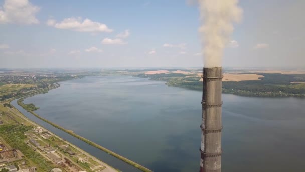 Vista Aérea Tuberías Alta Chimenea Con Humo Gris Central Eléctrica — Vídeos de Stock