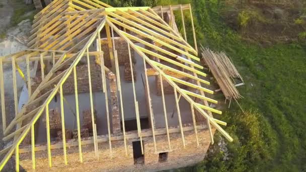 Luftaufnahme Eines Unfertigen Backsteinhauses Mit Holzdachkonstruktion Bau — Stockvideo