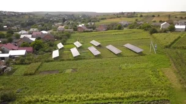 Letecký Pohled Řadu Modrých Solárních Panelů Instalovaných Zemi Obytné Oblasti — Stock video