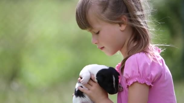 Mooi Kind Meisje Spelen Met Weinig Puppy Buiten Zomer — Stockvideo