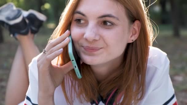 Retrato Una Adolescente Bastante Positiva Con Pelo Rojo Usando Sombrero — Vídeo de stock