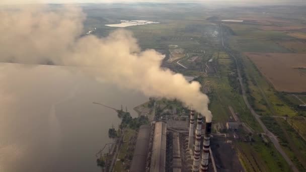 Vue Aérienne Hauts Tuyaux Cheminée Avec Fumée Grise Provenant Centrale — Video