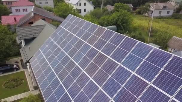 Letecký Pohled Nový Moderní Obytný Dům Modrým Lesklým Solárním Fotovoltaickým — Stock video