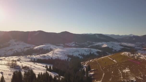 Luchtfoto Van Klein Dorp Met Verspreide Huizen Besneeuwde Heuvels Winter — Stockvideo