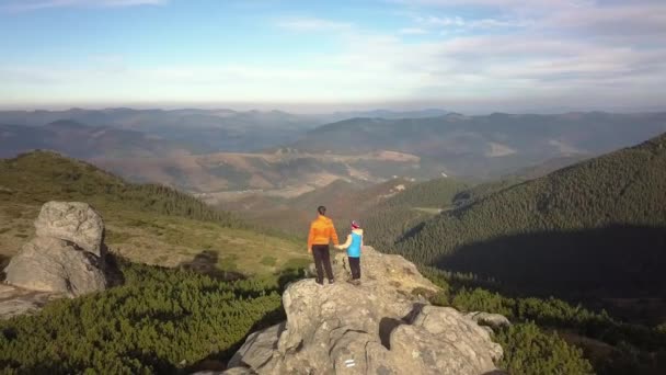 Вид Воздуха Человека Туриста Сына Карабкающегося Вместе Большой Скале Горах — стоковое видео