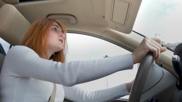怒り狂った積極的な女性を怒らせました車を運転します叫んで誰かとともに手拳アップ — ストック動画