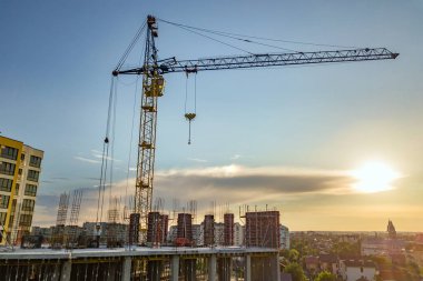 İnşaat altında daire veya ofis yüksek bina. Tuğla duvar