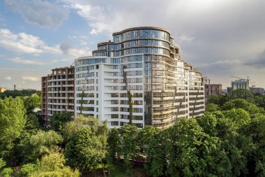 İnşaat altında daire veya ofis yüksek bina. Tuğla duvar
