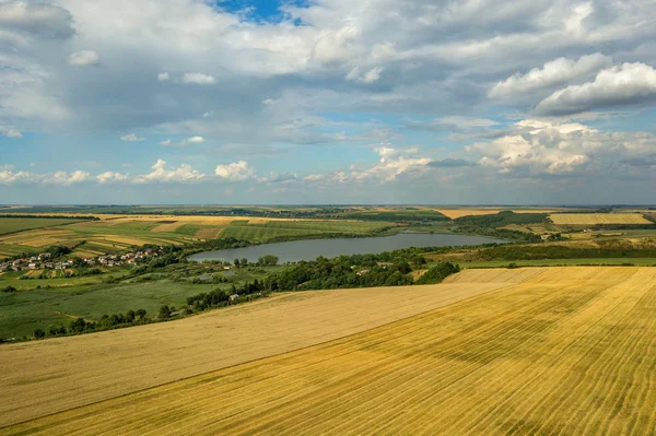 Letecká venkovská krajina se žlutými skvrnitými zemědělskými poli — Stock fotografie