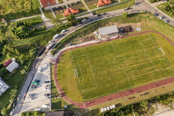 Yeşil kaplı bir stadyumdaki futbol sahasının havadan görünüşü. — Stok fotoğraf