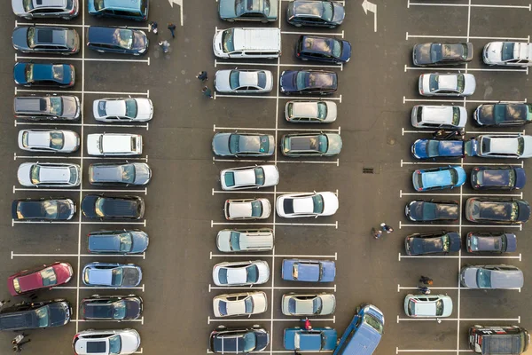Top kilátás sok autó parkol a parkolóban. — Stock Fotó