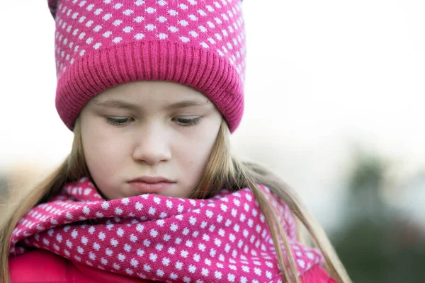 在户外穿着温暖针织冬衣的可怜小女孩. — 图库照片