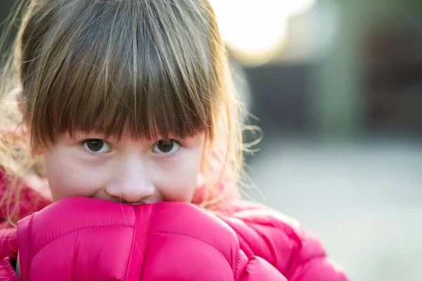 Portret van een mooi kind meisje maken verbaasd shoked uitdrukking — Stockfoto