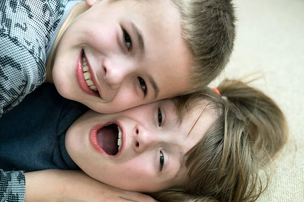 Dois meninos e meninas brincando se divertindo juntos. Sim. — Fotografia de Stock