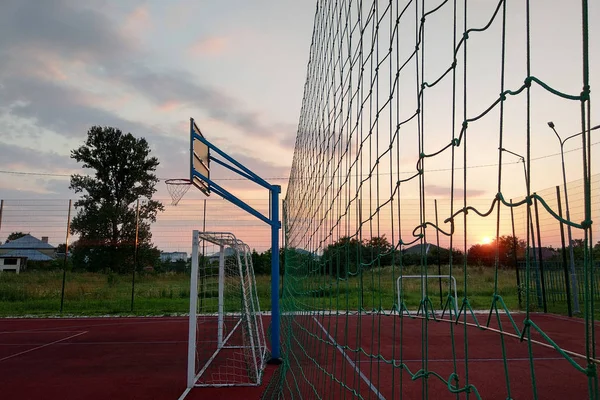 На відкритому повітрі міні футбольний та баскетбольний майданчик з кульковими воротами та б — стокове фото