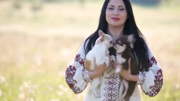 一个女人在户外抱着两只小狗 — 图库视频影像