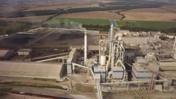 Endüstriyel Üretim Bölgesindeki Çimento Fabrikasının Hava Görüntüsü — Stok video