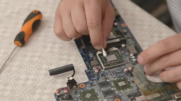Gros Plan Technicien Mains Réparer Ordinateur Portable Système Refroidissement — Video