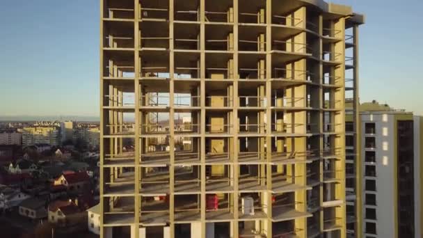 Bir Şehirde Inşaat Halindeki Tamamlanmamış Uzun Apartmanın Beton Çerçevesinin Havadan — Stok video