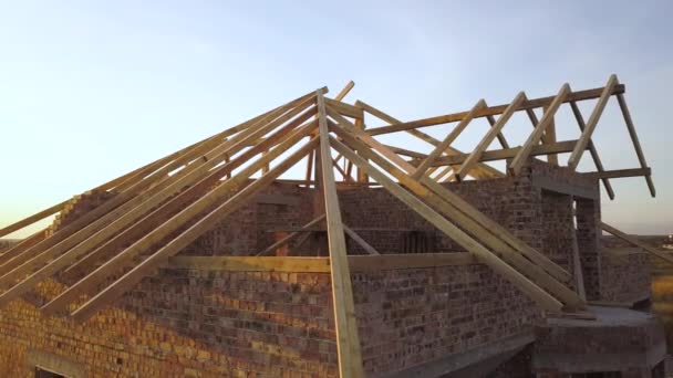 木造屋根構造の未完成のレンガ造りの家の空中ビューを建設中 — ストック動画
