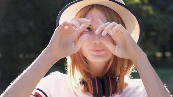 Retrato Adolescente Muito Positiva Com Cabelo Vermelho Usando Chapéu Palha — Vídeo de Stock