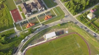 Kırsal bölgedeki yeşil çimlerle kaplı bir stadyumdaki futbol sahasının havadan görünüşü..