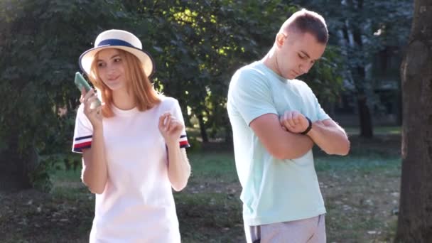 Retrato Una Adolescente Bastante Positiva Con Pelo Rojo Usando Sombrero — Vídeo de stock